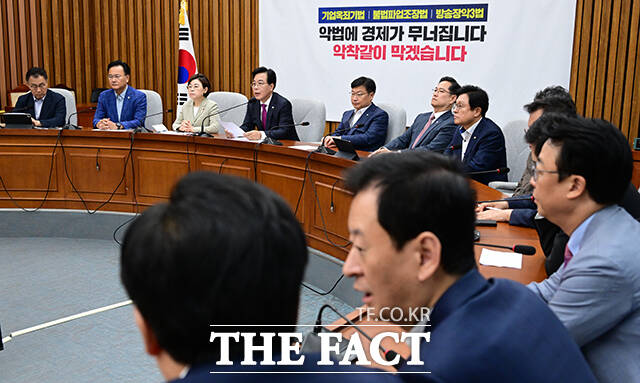송언석 국민의힘 비상대책위원장 겸 원내대표(오른쪽)가 1일 오전 서울 여의도 국회에서 열린 원내대책회의에서 모두발언을 하고 있다. 왼쪽은 김정재 정책위의장. /국회=남윤호 기자