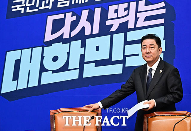 김병기 더불어민주당 당대표 직무대행 겸 원내대표(가운데)가 1일 오전 서울 여의도 국회에서 열린 최고위원회의에 참석하고 있다. /국회=배정한 기자