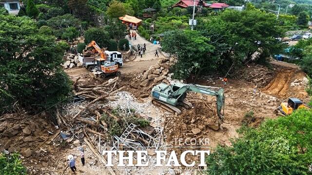 군과 소방 인력들이 중장비를 이용해 피해복구 작업을 하고 있다./산청군