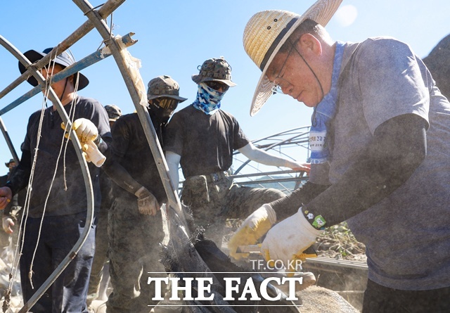 이승화 산청군수가 집중호우 피해 복구 작업을 하고 있다./산청군