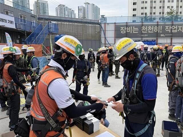 DL건설이 폭염으로부터 근로자를 보호하기 위해 추가 안전보건대책을 시행하고 있다. /DL건설