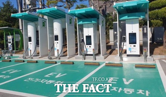 정읍시는 전기차 보급 확산에 발맞춰 충전구역 불법 주정차 등 방해행위에 대한 단속을 강화하고 있다. 지난해 7월 23일부터 환경친화적 자동차 충전방해 행위 주민신고제를 시행하고 있다고 1일 밝혔다. / 정읍시