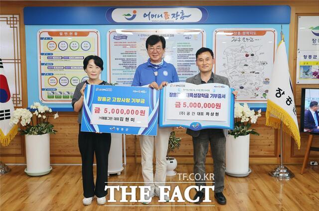 차상현 공간 대표와 김현미 애플그린 대표가 각 500만 원의 장학금과 고향사랑기부금을 기탁하고 있다. /장흥군