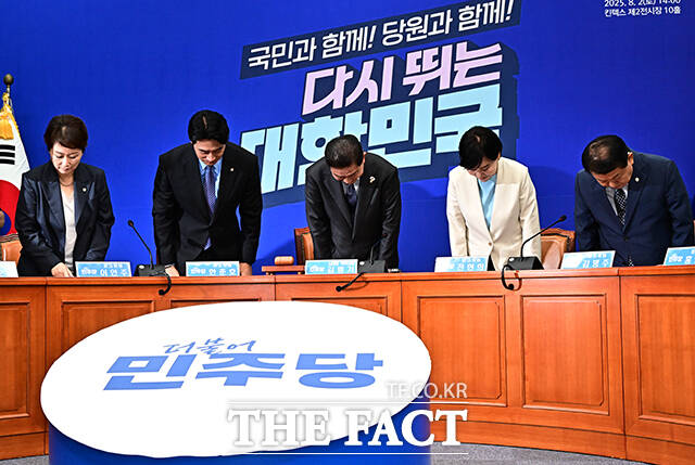 김병기 더불어민주당 당대표 직무대행 겸 원내대표(가운데)가 1일 오전 서울 여의도 국회에서 열린 최고위원회의에 참석하고 있다. /국회=배정한 기자