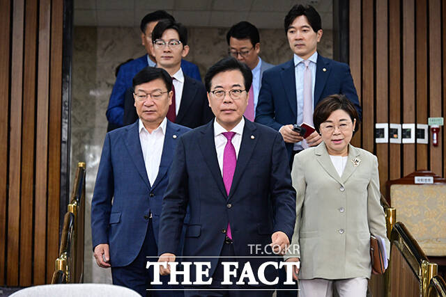 송언석 국민의힘 비상대책위원장 겸 원내대표(오른쪽)가 1일 오전 서울 여의도 국회에서 열린 원내대책회의에서 모두발언을 하고 있다. 왼쪽은 김정재 정책위의장. /국회=남윤호 기자