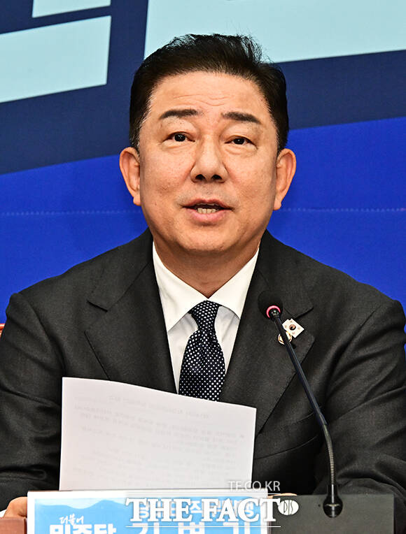 김병기 더불어민주당 당대표 직무대행 겸 원내대표(가운데)가 1일 오전 서울 여의도 국회에서 열린 최고위원회의에 참석하고 있다. /국회=배정한 기자