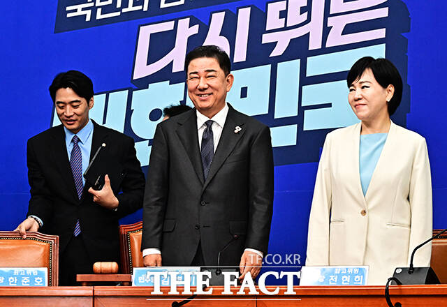 김병기 더불어민주당 당대표 직무대행 겸 원내대표(가운데)가 1일 오전 서울 여의도 국회에서 열린 최고위원회의에 참석하고 있다. /국회=배정한 기자