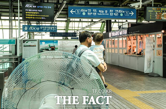 8월의 첫 날인 1일도 전국 대부분 지역에 폭염특보가 발효된 가운데 당분간 최고체감온도가 35도 안팎으로 오르는 무더위가 계속되겠다. /김세정 기자