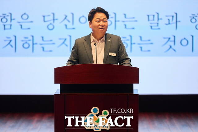 오세현 아산시장이 8월 월례모임에서 수해와 폭염 등 재난 대응에 헌신한 공직자들의 노고를 격려하고 있다. /아산시