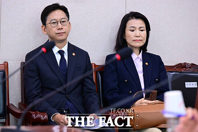 이날 국회 법사위는 여야가 첨예하게 대립하고 있는 방송 3법과 노란봉투법, 상법 등을 상정해 심의할 예정이다. 사진은 생각에 잠긴 이진숙 방통위원장의 모습.