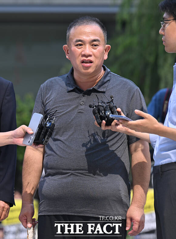 윤석열 전 대통령 부부 공천 개입 의혹을 받는 명태균 씨가 1일 오전 서울 종로구 KT광화문빌딩 웨스트에 마련된 김건희 여사 관련 의혹 수사 중인 민중기 특별검사팀 사무실로 출석하고 있다. /이새롬 기자