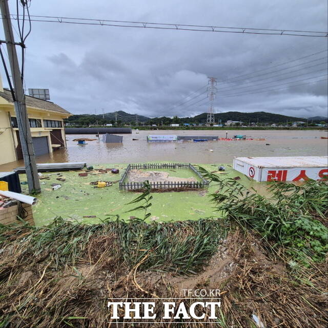 아산 곡교천 염성배수펌프장이 침수된 모습. /아산시
