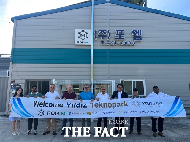 일디즈 테크노파크(Yıldız Technopark) 관계자들이 전남테크노파크 입주 기업 포엠을 방문해 기념사진을 찍고 있다./전남테크노파크