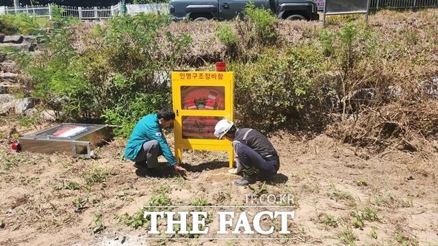 충남도 관계자들이 최근 폭우로 유실된 수상안전시설을 복구하고 있다. /충남도