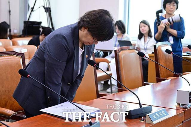 인사하는 정은경 보건복지부 장관.