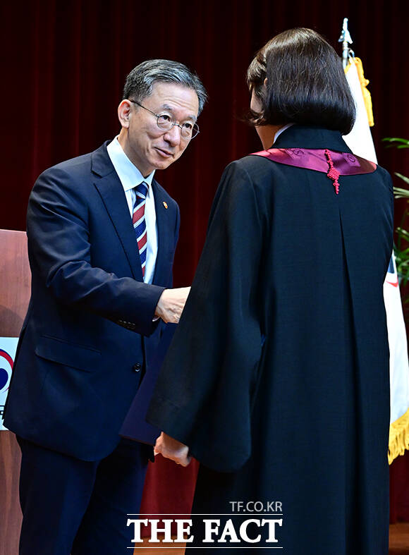 정성호 법무부 장관(오른쪽)이 1일 오전 경기 과천 정부과천청사 법무부에서 열린 신임검사 임관식에 참석해 신임 검사들에게 임명장을 수여한 뒤 악수를 나누고 있다. /과천=임영무 기자