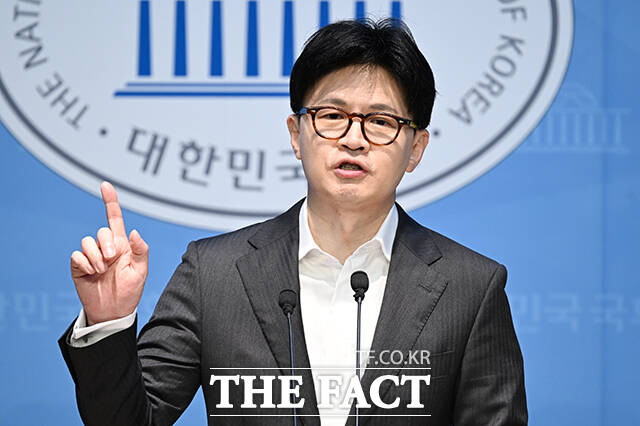 한동훈 전 국민의힘 대표가 국민의힘 당권 레이스에서 빠졌지만 그의 역할론을 기대하는 목소리는 여전히 존재한다. 사진은 한 전 대표가 지난 4월22일 오전 서울 여의도 국회 소통관에서 정책 비전을 발표하고 있는 모습./국회=박헌우 기자