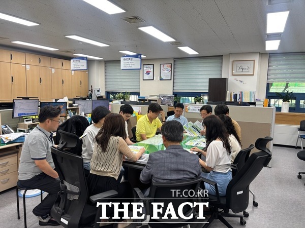 계룡시가 찾아가는 청렴 활동을 실시하고 있는 모습./계룡시