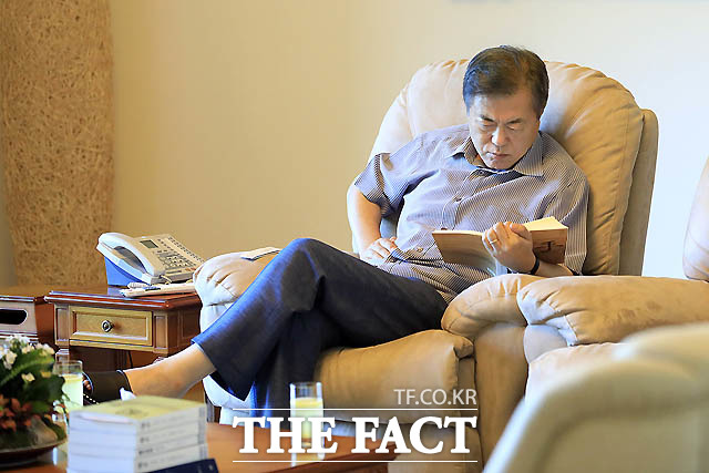 문재인 대통령이 2018년 8월 1일 휴가를 맞아 찾은 계룡대에서 책을 읽고 있다. /청와대