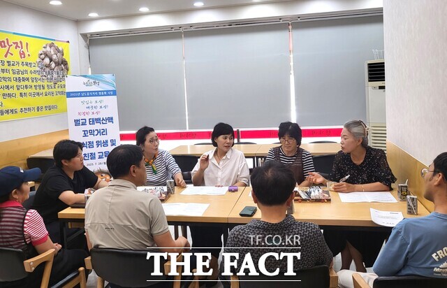 보성군이 벌교 태백산맥 꼬막거리 내 꼬막 전문 음식점 8개소 영업주와 간담회를 개최하고 있다. /보성군