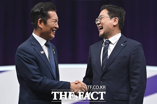 정청래(왼쪽) 민주당 당대표 후보는