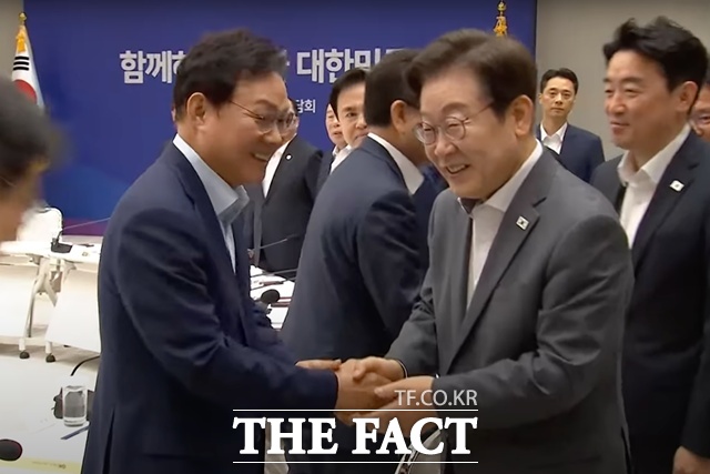 박완수 경남도지사가 1일 오전 용산 대통령실에서 새 정부 들어 처음 열린 대통령-시도지사간 간담회에서 이재명 대통령과 악수를 하고 있다. /경남도