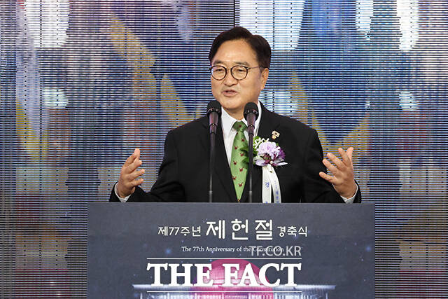 우원식 국회의장이 지난달 17일 국회에서 열린 제77주년 제헌절 경축식에서 경축사를 하는 모습. 우 의장은 경축사에서 전면적 개헌보다 단계적이고 연속적인 개헌으로 국회와 정부, 국민이 모두 흔쾌히 동의할 수 있는 최소 수준의 개헌으로 첫발을 떼는 것이 필요하다라고 강조했다. /배정한 기자