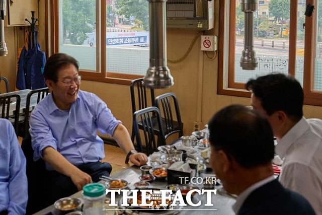 이재명 대통령이 취임 후 첫 여름휴가를 떠난다. 지난달 31일 이재명 대통령이 강훈식 대통령 비서실장 등 참모들과 한 식당에서 점심식사를 하며 대화를 나누고 있다. /대통령실