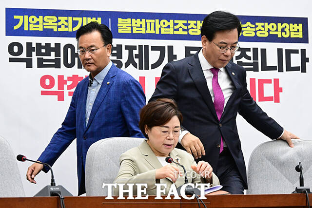 송언석 국민의힘 비상대책위원장 겸 원내대표(오른쪽)가 1일 오전 서울 여의도 국회에서 열린 원내대책회의에서 모두발언을 하고 있다. 왼쪽은 김정재 정책위의장. /국회=남윤호 기자