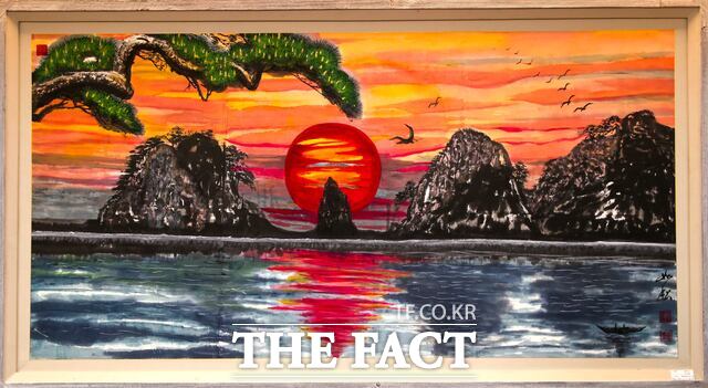 여송 서복례 화백 작품 왜목마을 일출 시목 소나무. /당진시