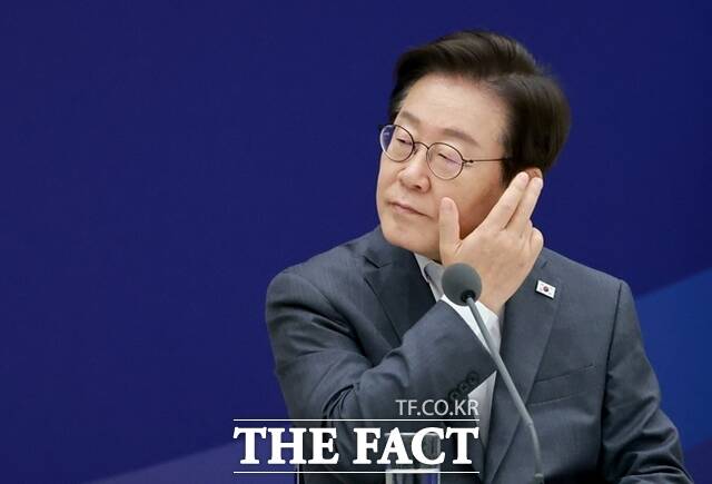 이재명 대통령이 지난 1일 서울 용산 대통령실 청사에서 열린 전국 시도지사 간담회에서 유정복 인천광역시장의 발언을 듣고 있다. /대통령실통신사진기자단.뉴시스