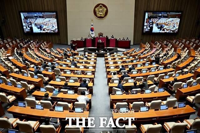 구속된 의원에 대한 세비 지급을 막는 내용의 법안이 발의됐지만 임기 만료 폐기 등의 이유로 매번 무산됐다. /배정한 기자