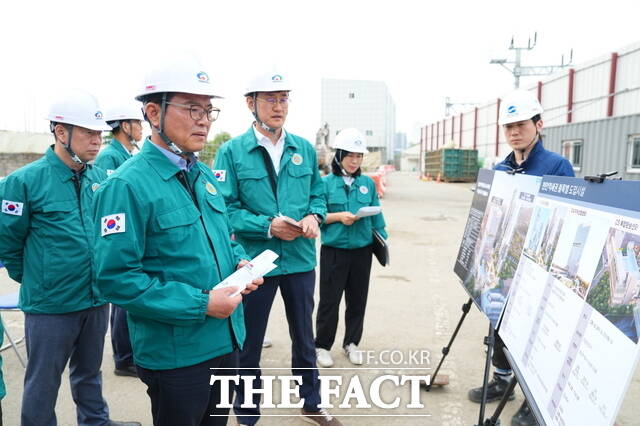 김석필 천안시장 권한대행이 천안역세권 혁신지구 도시재생사업 현장을 점검하고 있다./천안시