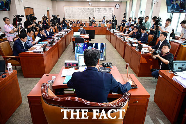 국회 법제사법위원회 전체회의 개회하는 이춘석 위원장.