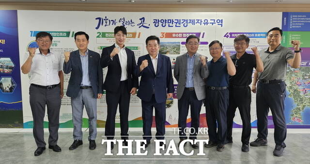 광양만권경제자유구역청은 1일 일본 드론 전문기업 리베라웨어와 함께 광양만권 투자 환경을 둘러보고 협력 방안을 논의한 뒤 기념사진을 찍고 있다./광양만권경제자유구역청