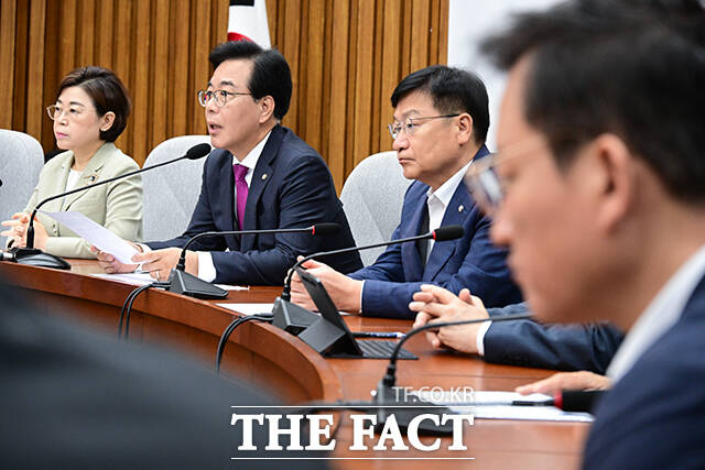 송언석 국민의힘 비상대책위원장 겸 원내대표(오른쪽)가 1일 오전 서울 여의도 국회에서 열린 원내대책회의에서 모두발언을 하고 있다. 왼쪽은 김정재 정책위의장. /국회=남윤호 기자