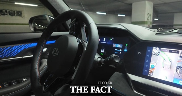 오승혁의 팩트 DRIVE는 7월 29일 오전부터 31일 퇴근길까지 사흘간 르노 코리아의 효자 그랑 콜레오스와 같이 300km를 주행했다. 더팩트가 위치한 서울 마포구 상암동 중소기업DMC타워에서 팀원들과 경기도 고양시까지 회사 주변을 달리는 시내 주행으로 드라이브를 시작했다. 사진은 오토파킹을 하고 있는 그랑 콜레오스 모습. /서울 마포구=오승혁 기자