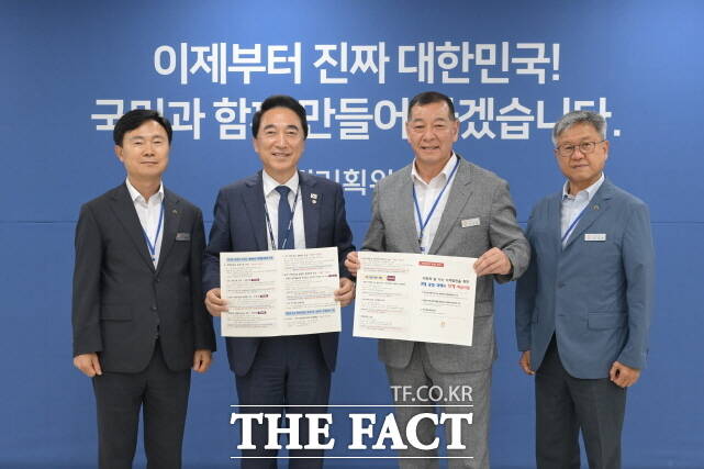 공주시가 31일 국회에서 박수현 의원과 지역 현안을 논의하고 최병조 경제문화국장, 박 의원, 최원철 시장, 강석광 자치안전국장(왼쪽부터)이 기념촬영을 하고 있다. /공주시