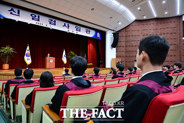 정성호 법무부 장관(오른쪽)이 1일 오전 경기 과천 정부과천청사 법무부에서 열린 신임검사 임관식에 참석해 신임 검사들에게 임명장을 수여한 뒤 악수를 나누고 있다. /과천=임영무 기자