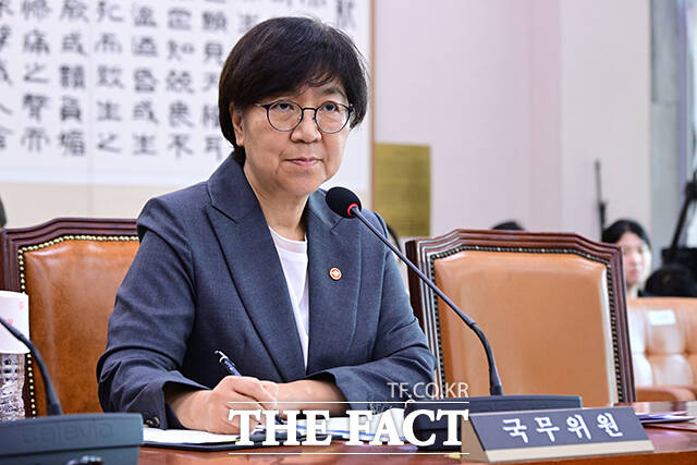 정은경 보건복지부 장관이 의원 질의를 듣는 모습.
