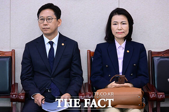 이날 국회 법사위는 여야가 첨예하게 대립하고 있는 방송 3법과 노란봉투법, 상법 등을 상정해 심의할 예정이다. 사진은 생각에 잠긴 이진숙 방통위원장의 모습.