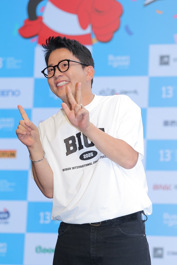 제13회 부산국제코미디페스티벌(BICF) 기자회견에 참석한 코미디언 김준호 부산국제코미디페스티벌 조직위원장이 포즈를 취하고 있다. /부산국제코미디페스티벌 조직위원회