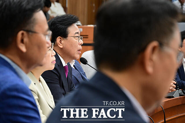 송언석 국민의힘 비상대책위원장 겸 원내대표(오른쪽)가 1일 오전 서울 여의도 국회에서 열린 원내대책회의에서 모두발언을 하고 있다. 왼쪽은 김정재 정책위의장. /국회=남윤호 기자