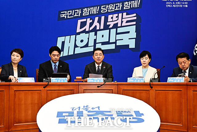 김병기 더불어민주당 당대표 직무대행 겸 원내대표(가운데)가 1일 오전 서울 여의도 국회에서 열린 최고위원회의에 참석하고 있다. /국회=배정한 기자