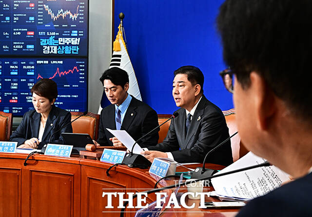 김병기 더불어민주당 당대표 직무대행 겸 원내대표(가운데)가 1일 오전 서울 여의도 국회에서 열린 최고위원회의에 참석하고 있다. /국회=배정한 기자