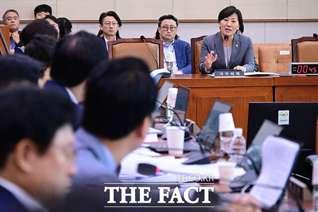 야당 의원 질의에 답변하는 송미령 장관.