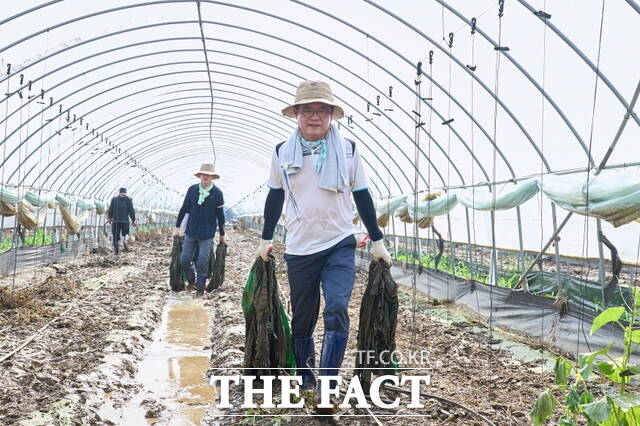 김석필 천안시장 권한대행이 수신면 침수피해 복구 작업을 하고 있다./천안시