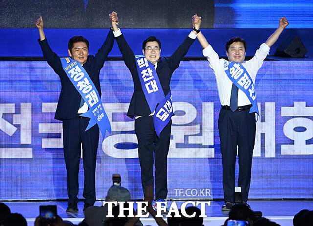 정청래, 박찬대 더불어민주당 당대표 후보자와 황명선 최고위원 후보자(왼쪽부터)가 2일 오후 경기도 고양시 킨텍스 제2전시장에서 열린 더불어민주당 제2차 임시전국당원대회에 참석해 당원들에게 인사를 하고 있다. /고양=배정한 기자