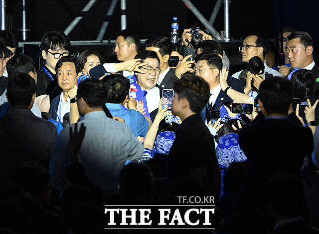 박찬대 더불어민주당 당대표 후보자가 2일 오후 경기도 고양시 킨텍스 제2전시장에서 열린 더불어민주당 제2차 임시전국당원대회에 입장하며 당원들에게 인사를 하고 있다. /고양=배정한 기자