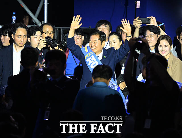 정청래 더불어민주당 당대표 후보자가 2일 오후 경기도 고양시 킨텍스 제2전시장에서 열린 더불어민주당 제2차 임시전국당원대회에 입장하며 당원들에게 인사를 하고 있다. /고양=배정한 기자